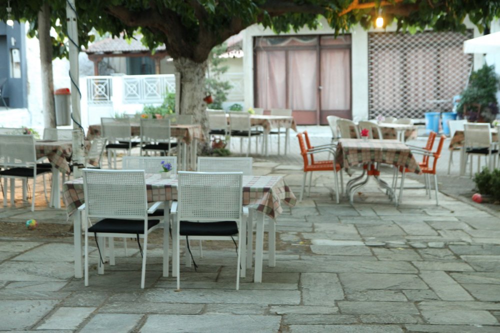 Παραδοσιακή ψησταριά Αγραφιώτης στην πλατεία της Χλόης!