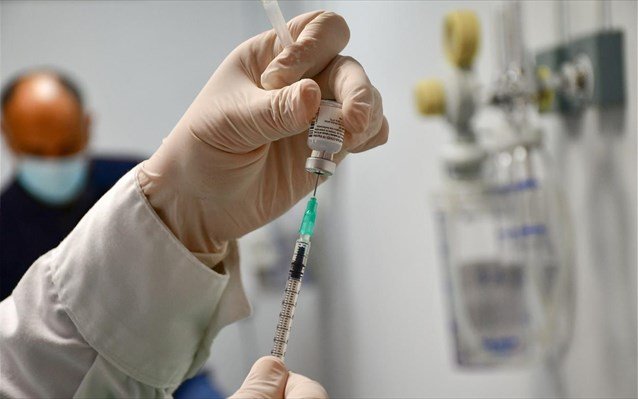 Εμβολιασμοί: Ανοίγει σήμερα η πλατφόρμα για τα άτομα ηλικίας 70-74 ετών