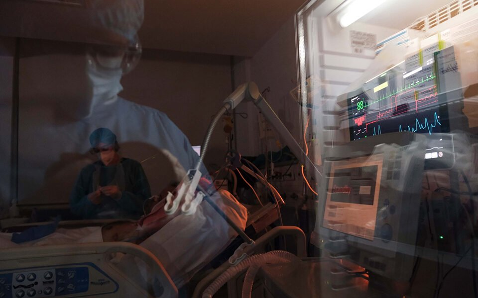 Κορωνοϊός: Εποχές πολέμου θυμίζουν τα νοσοκομεία – Μαρτυρίες γιατρών
