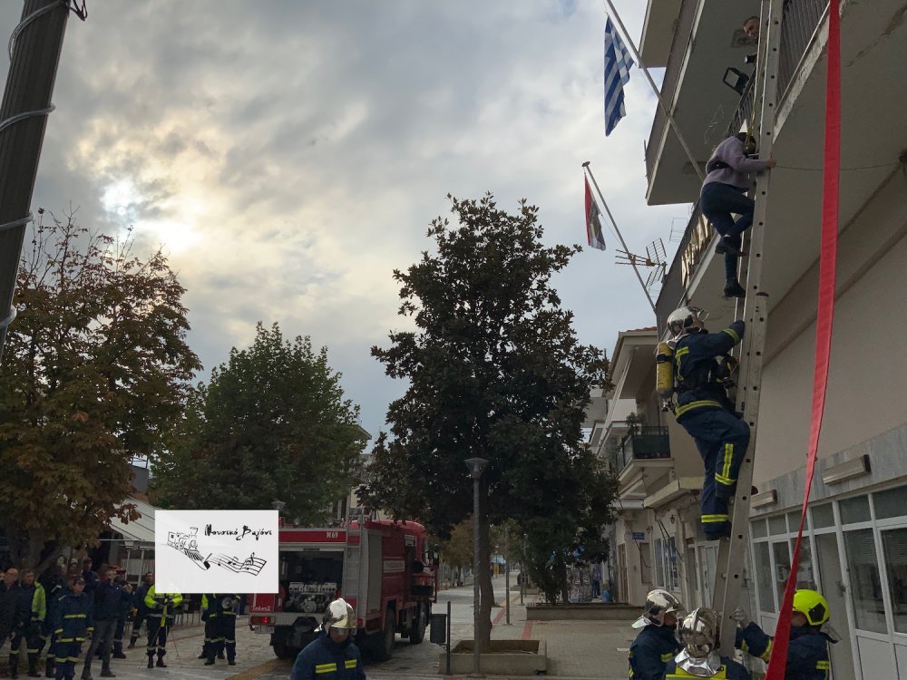 Εντυπωσιακές εικόνες από την άσκηση της Πυροσβεστικής στο Βελεστίνο 