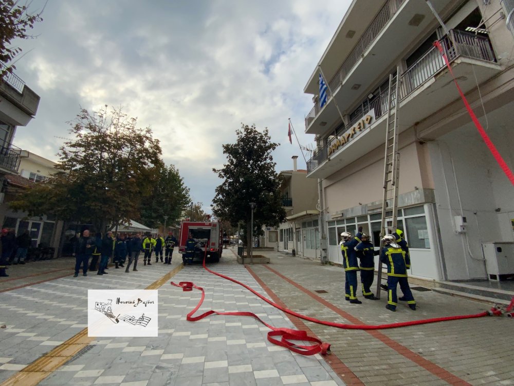 Εντυπωσιακές εικόνες από την άσκηση της Πυροσβεστικής στο Βελεστίνο 