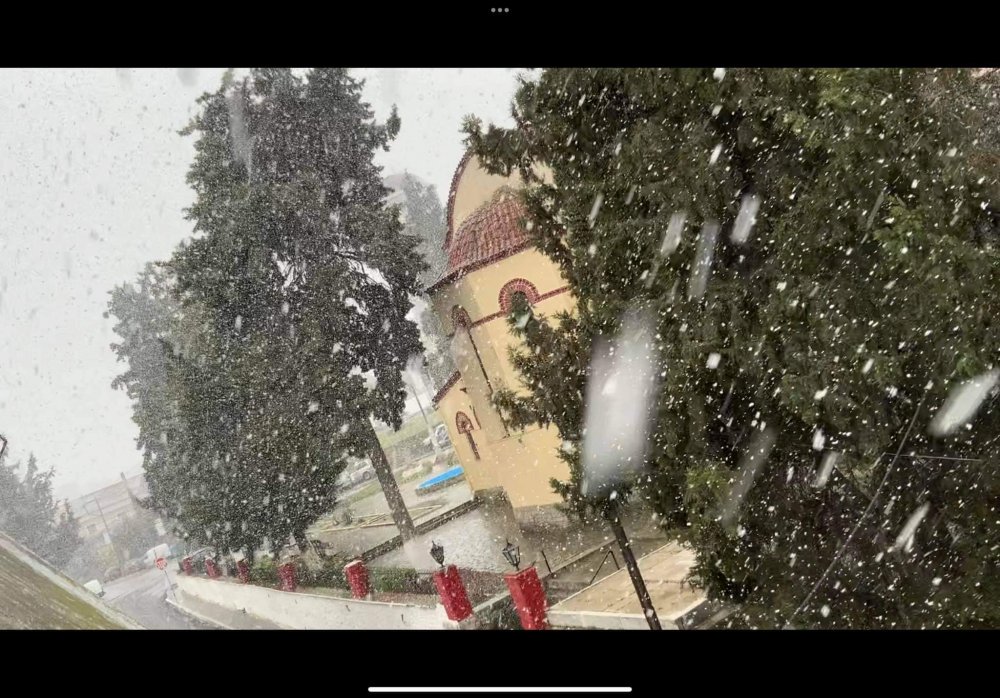Η στιγμής της έντονης χιονόπτωσης στο Βελεστίνο