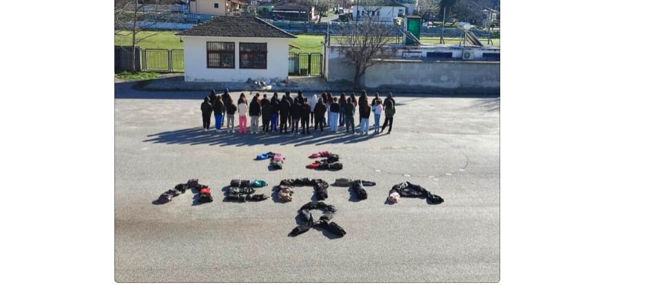 Τραγωδία στα Τέμπη: Οι μαθητές του Λυκείου Καναλίων σχημάτισαν με τις τσάντες τα "12 λεπτά"