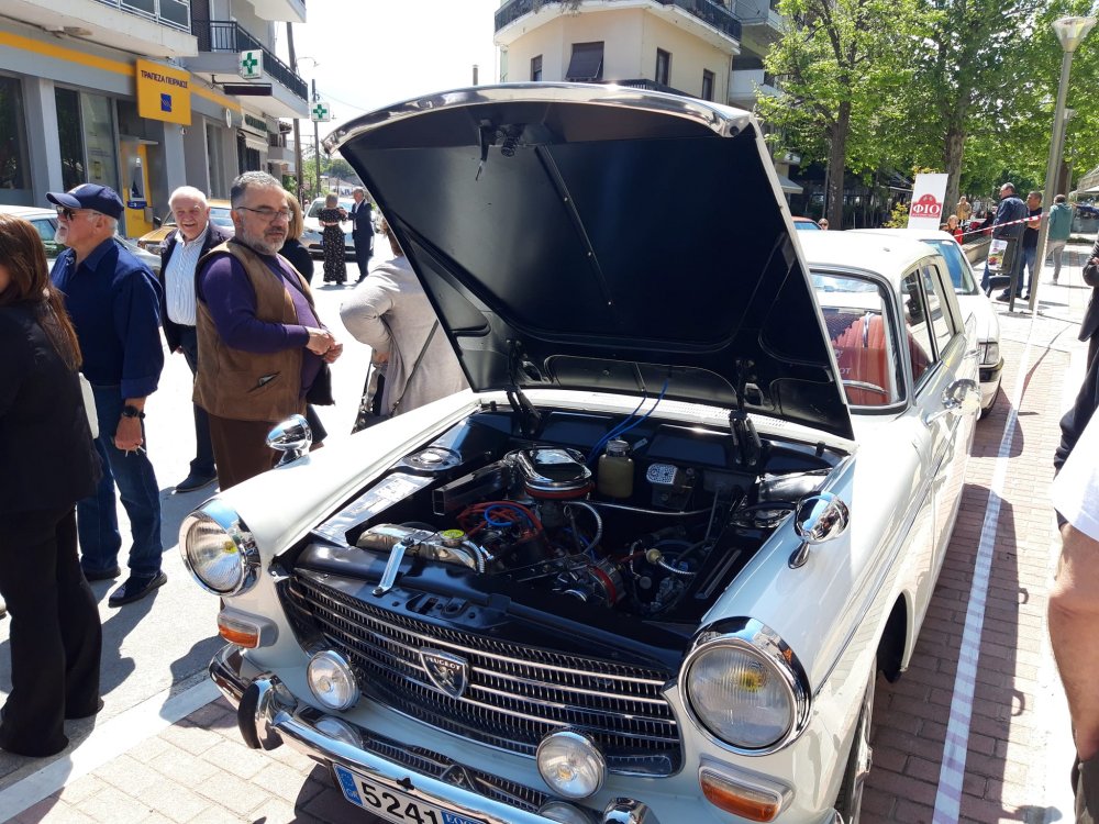 Εντυπωσίασαν τα κλασικά οχήματα στον Δήμο Ρήγα Φεραίου
