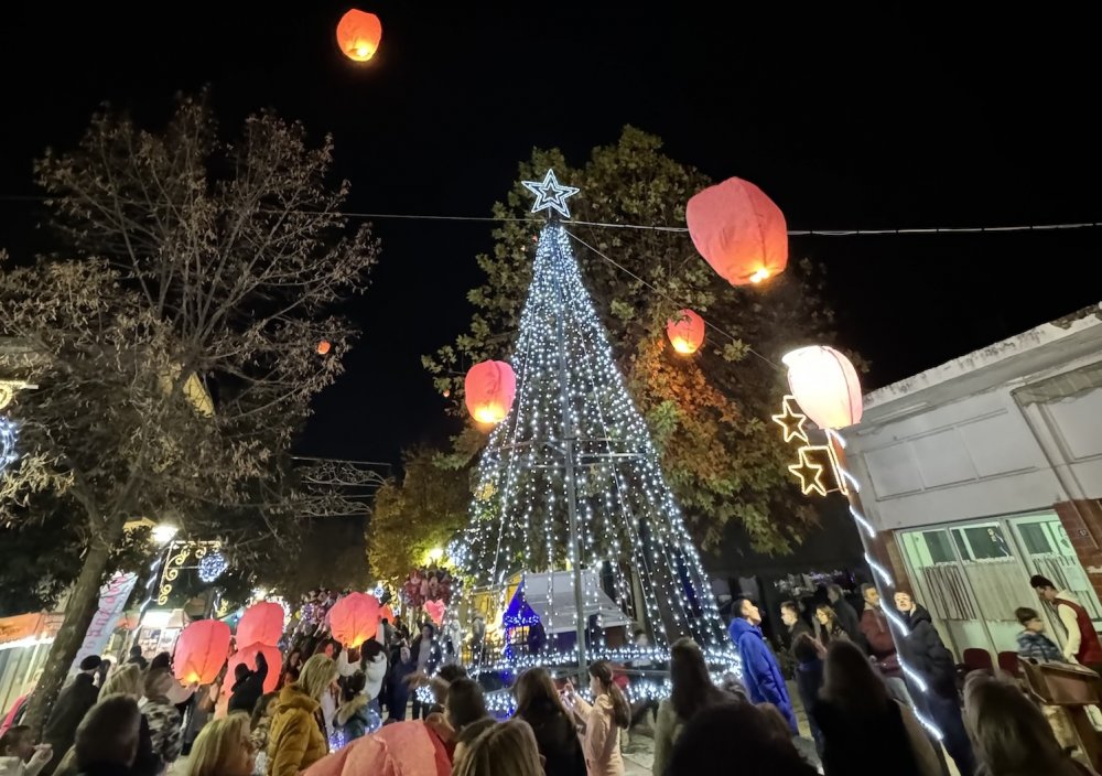 Η φωταγώγηση του χριστουγεννιάτικου δέντρου στο Βελεστίνο