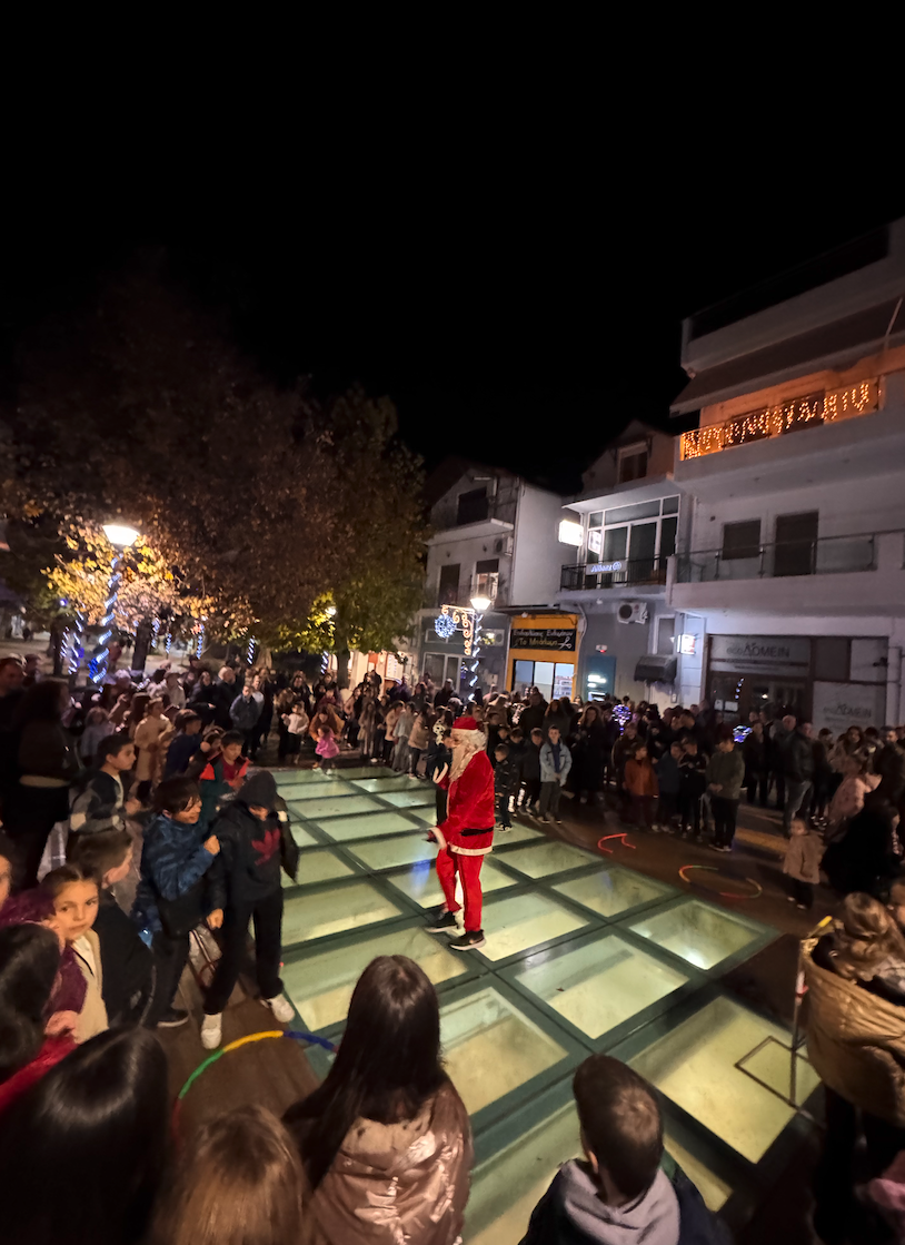 Εικόνες από την Φωταγώγηση του Χριστουγεννιάτικου Δέντρου στο Βελεστίνο