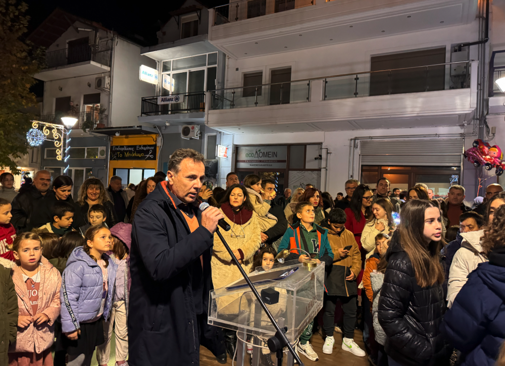 Εικόνες από την Φωταγώγηση του Χριστουγεννιάτικου Δέντρου στο Βελεστίνο