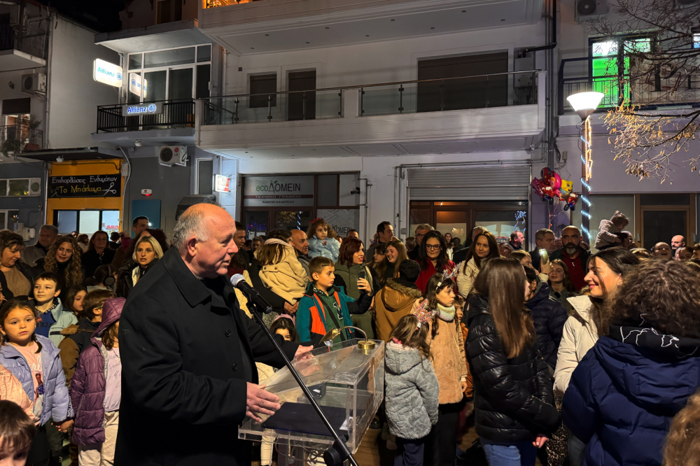 Εικόνες από την Φωταγώγηση του Χριστουγεννιάτικου Δέντρου στο Βελεστίνο