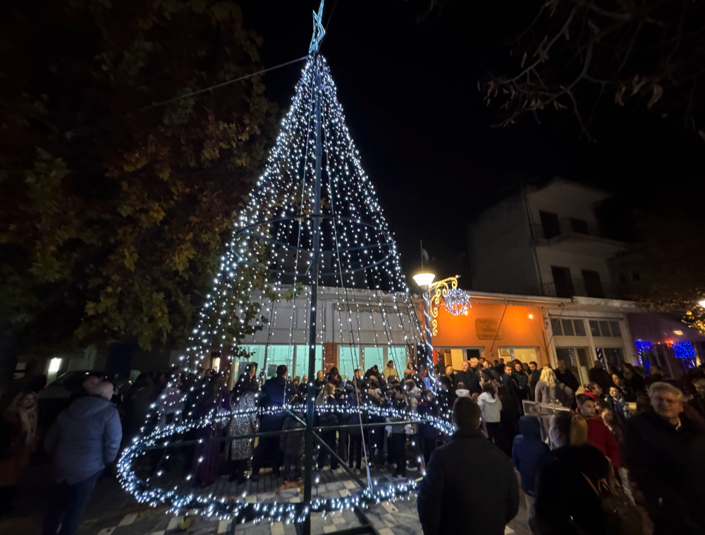 Εικόνες από την Φωταγώγηση του Χριστουγεννιάτικου Δέντρου στο Βελεστίνο