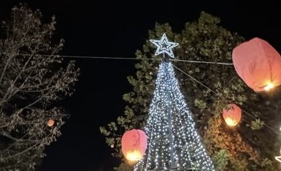 Φωταγωγούνται τα χριστουγεννιάτικα δέντρα σε Χλόη και Περίβλεπτο