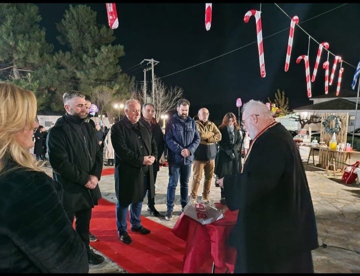 Περίβλεπτο: Εικόνες από την Φωταγώγηση του Χριστουγεννιάτικου Δέντρου 