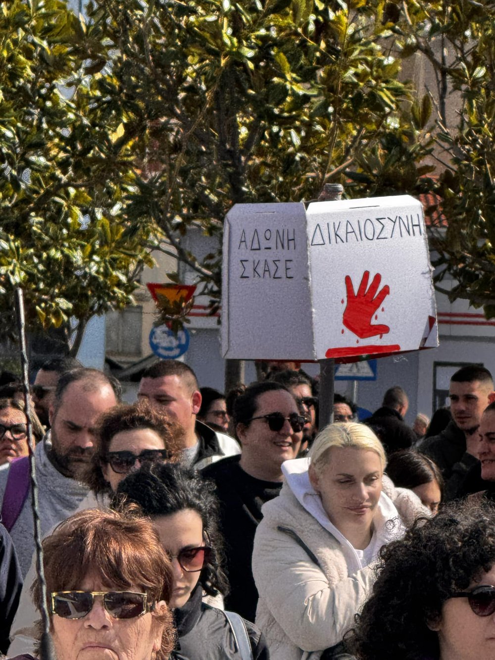 Μεγαλειώδης πορεία μνήμης και διαμαρτυρίας για τα Τέμπη στον Βόλο