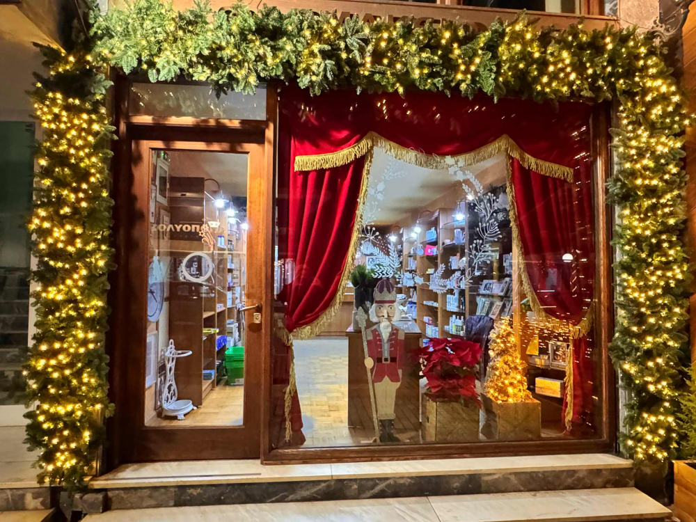 Ο ιδιαίτερος στολισμός στο Φαρμακείο Μ. Αποστολίνα