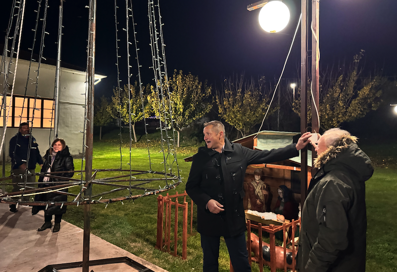 Εικόνες από την φωταγώγηση του χριστουγεννιάτικου δέντρου στο Αερινό