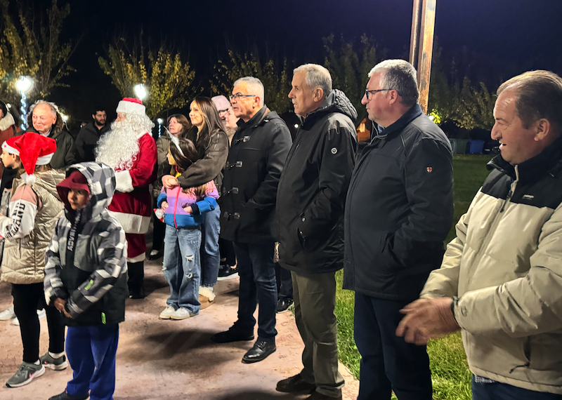 Εικόνες από την φωταγώγηση του χριστουγεννιάτικου δέντρου στο Αερινό