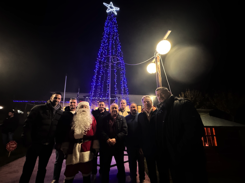 Εικόνες από την φωταγώγηση του χριστουγεννιάτικου δέντρου στο Αερινό