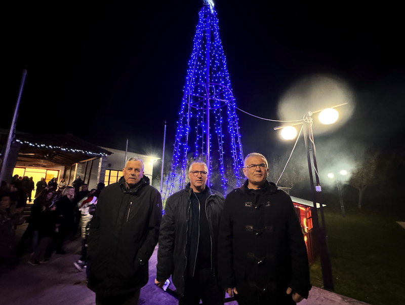 Εικόνες από την φωταγώγηση του χριστουγεννιάτικου δέντρου στο Αερινό