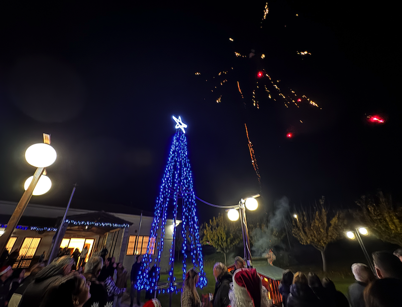 Εικόνες από την φωταγώγηση του χριστουγεννιάτικου δέντρου στο Αερινό