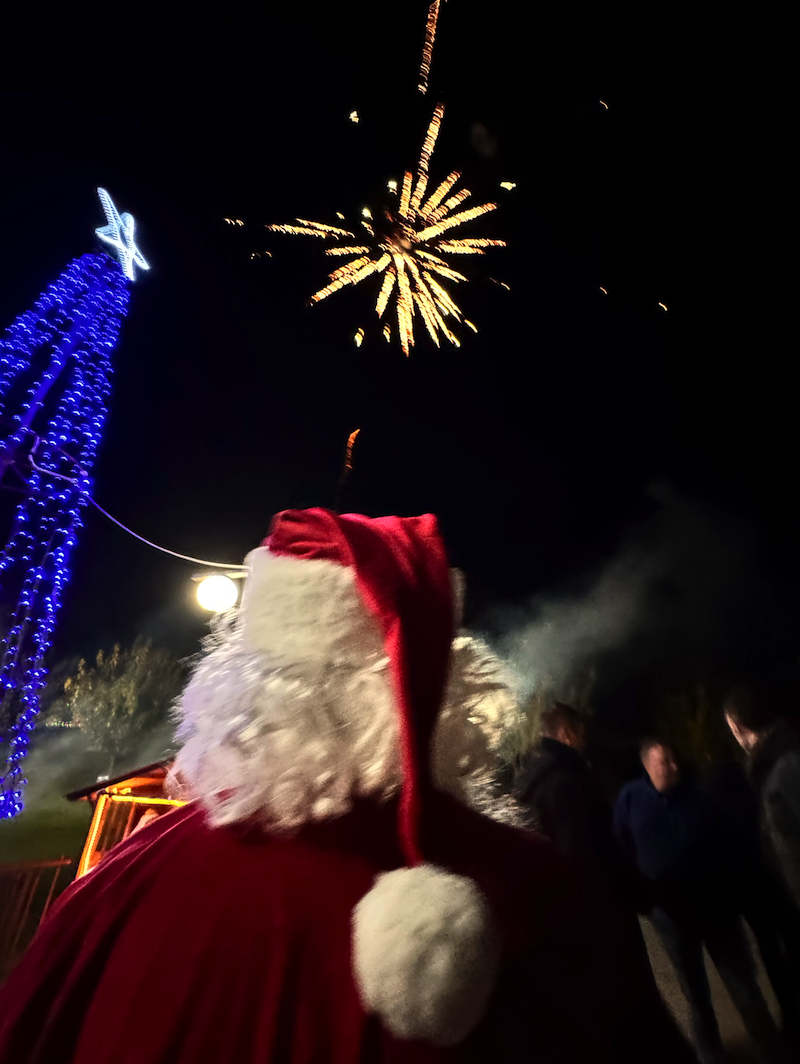 Εικόνες από την φωταγώγηση του χριστουγεννιάτικου δέντρου στο Αερινό