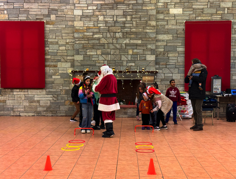 Εικόνες από την φωταγώγηση του χριστουγεννιάτικου δέντρου στο Αερινό