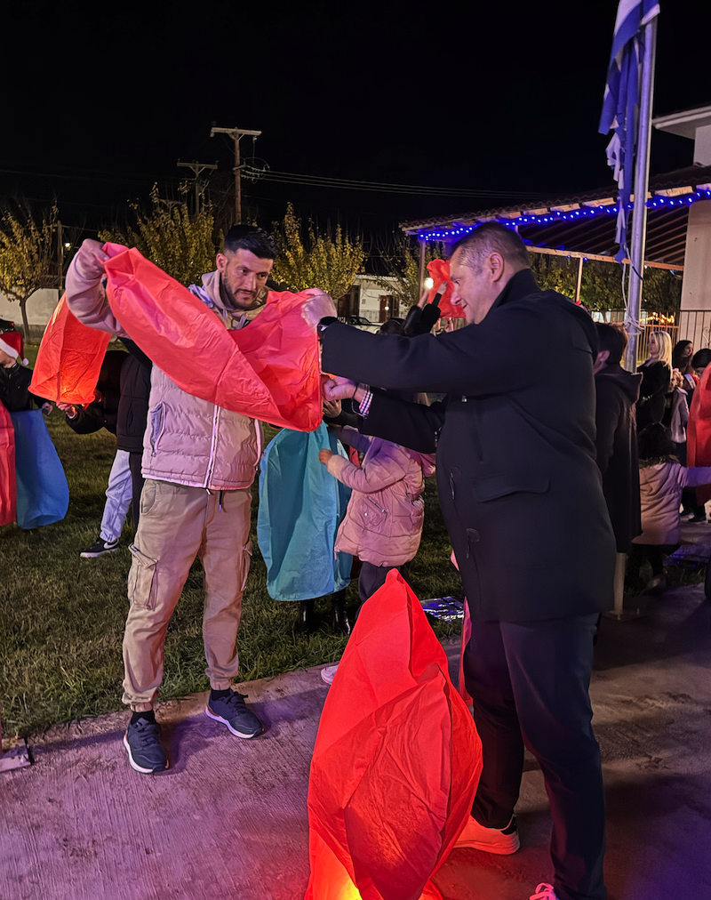 Εικόνες από την φωταγώγηση του χριστουγεννιάτικου δέντρου στο Αερινό
