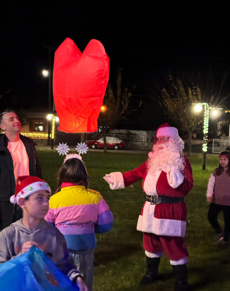 Εικόνες από την φωταγώγηση του χριστουγεννιάτικου δέντρου στο Αερινό