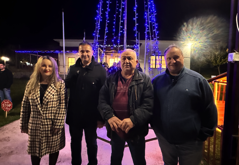 Εικόνες από την φωταγώγηση του χριστουγεννιάτικου δέντρου στο Αερινό