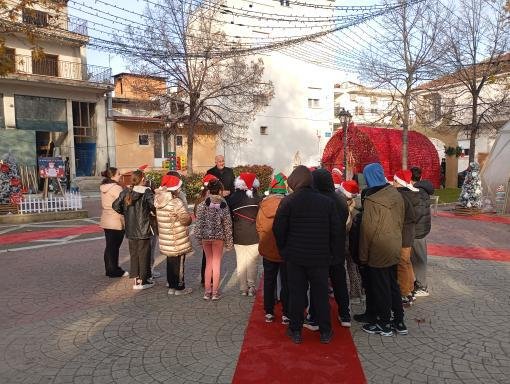 Έψαλλαν τα κάλαντα στον δήμαρχο