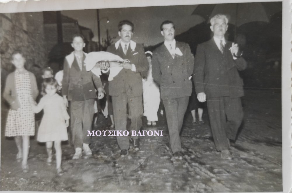 Γαμήλια πομπή υπό βροχή