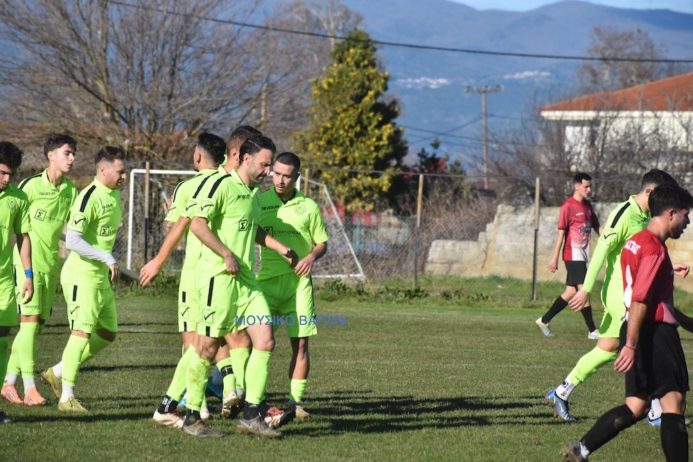 Συνεχίζει στην κορυφή         