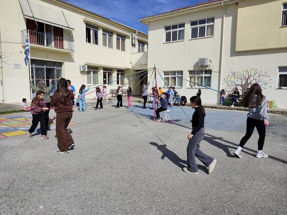 Με γαϊτανάκι και... Superman το Σχολείο Στεφανοβικείου