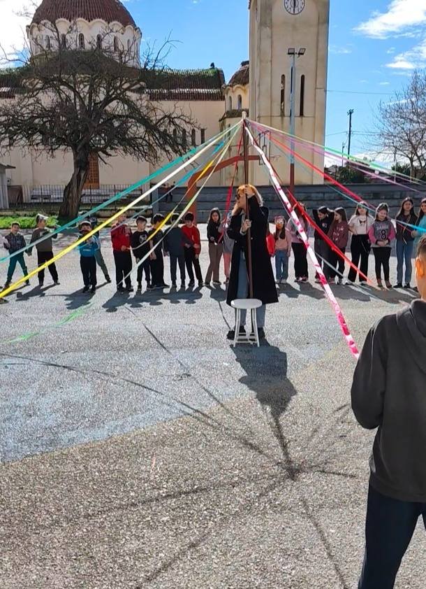 Με γαϊτανάκι και... Superman το Σχολείο Στεφανοβικείου