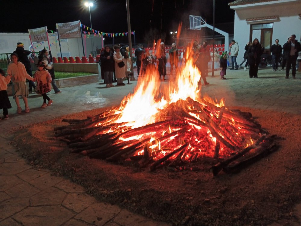 Με χορό και γλέντι το άναμμα της φωτιάς στον Ριζόμυλο