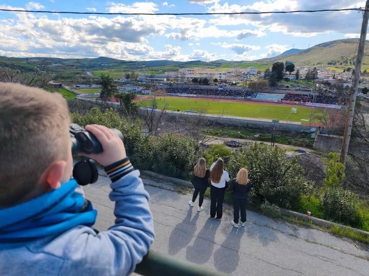 Ο φοβερός πιτσιρικάς που είδε τον αγώνα από το Πνευματικό Κέντρο