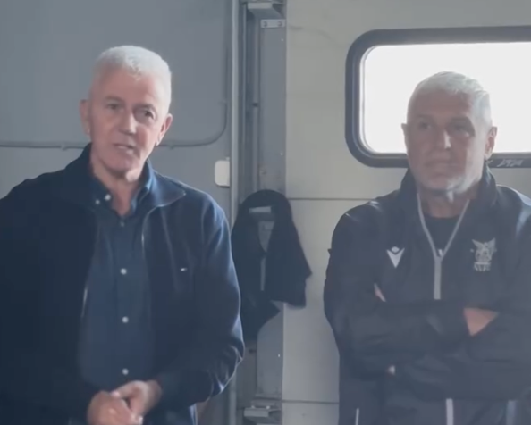 Εμψύχωσε τους παίκτες της Νίκης πριν το ντέρμπι με την ΑΕΛ