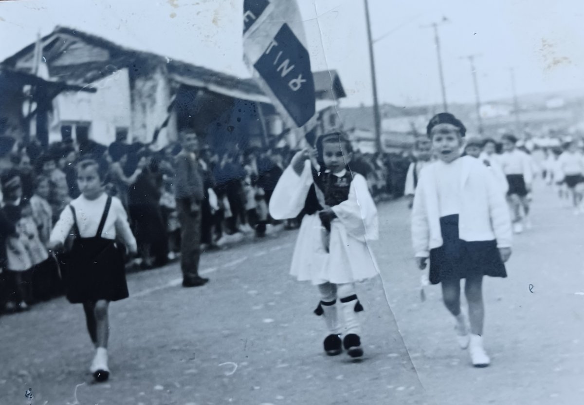 Παρέλαση στο Βελεστίνο - 28η Οκτωβρίου 1962. Οι εικονιζόμενοι: Χρυσούλα Ζιωγα,  Γιώργος Γούσης,  Ειρήνη Ψαχουλα. 