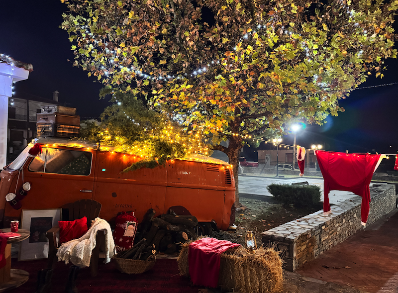 Εικόνες από την Φωταγώγηση του Χριστουγεννιάτικου Δέντρου στο Περίβλεπτο