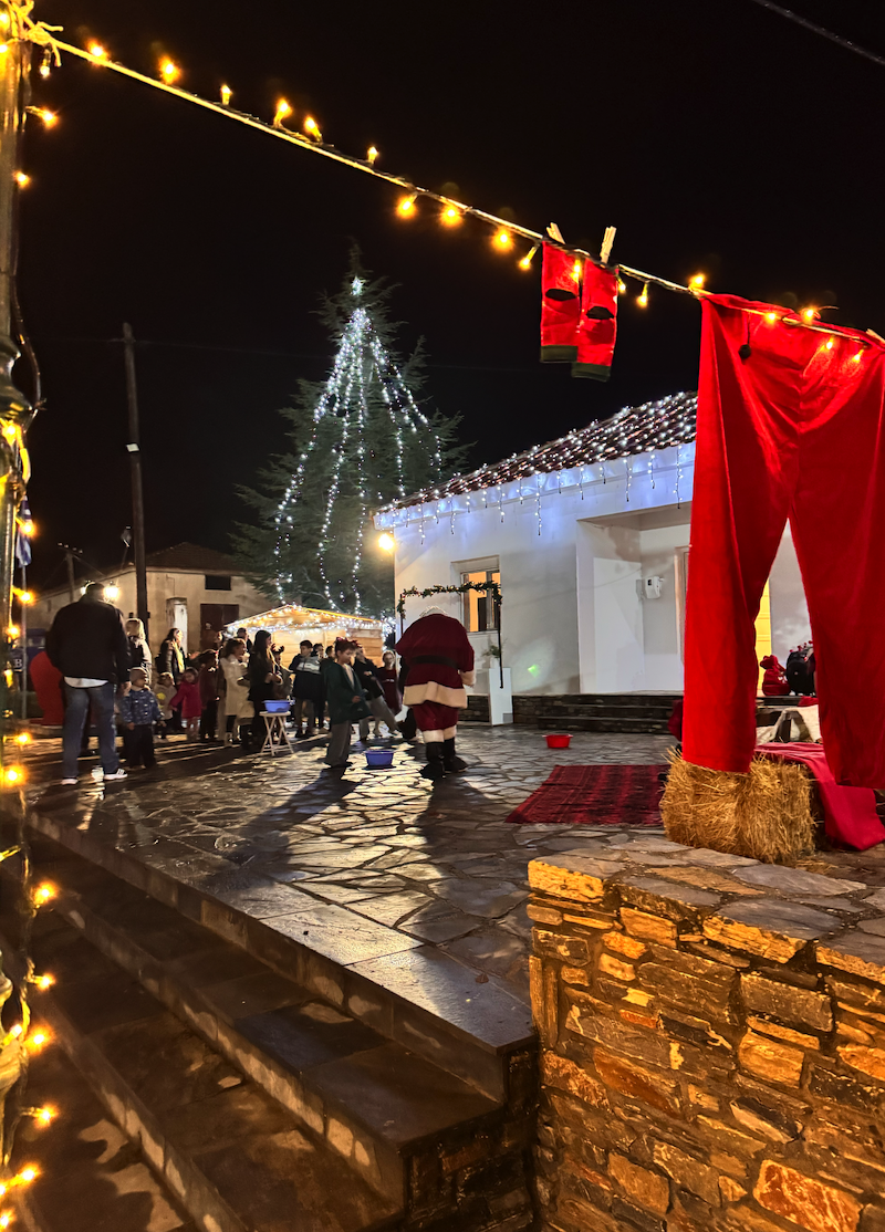 Εικόνες από την Φωταγώγηση του Χριστουγεννιάτικου Δέντρου στο Περίβλεπτο