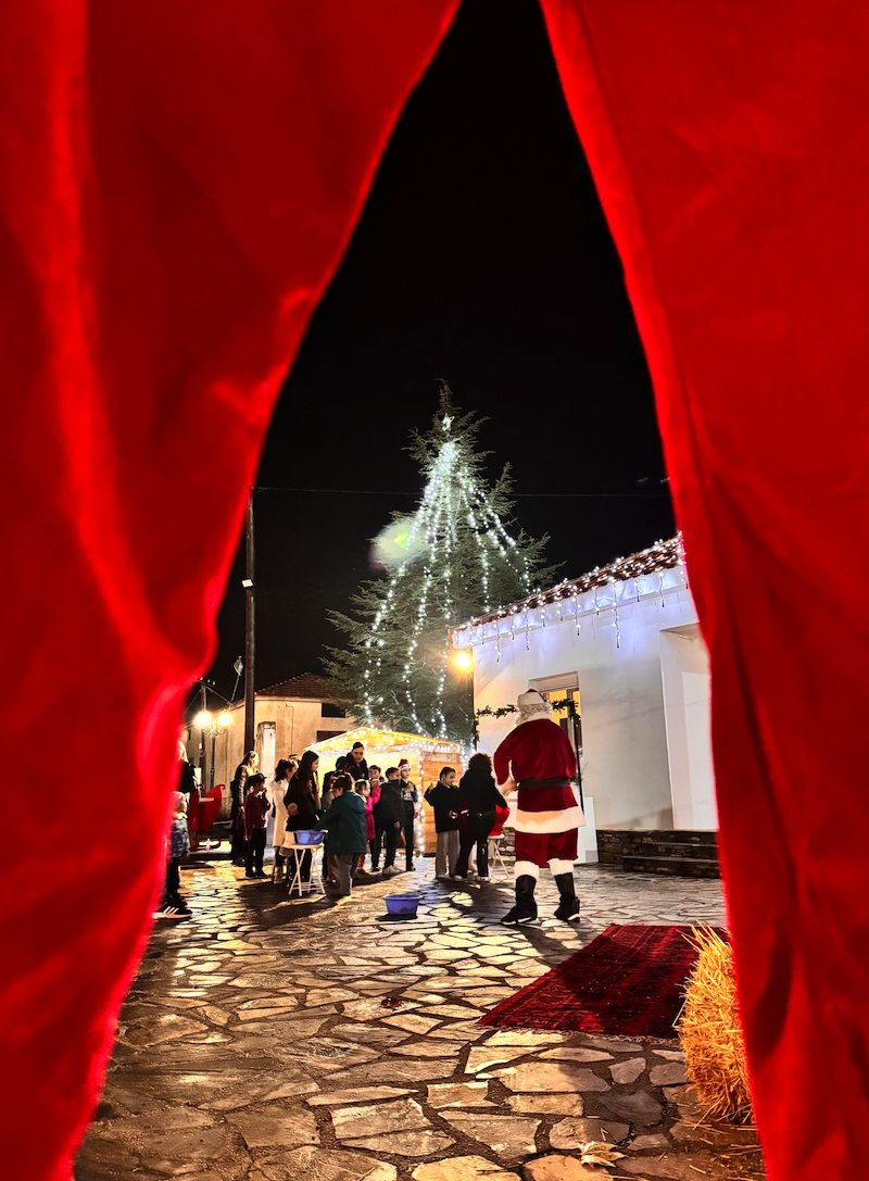 Εικόνες από την Φωταγώγηση του Χριστουγεννιάτικου Δέντρου στο Περίβλεπτο