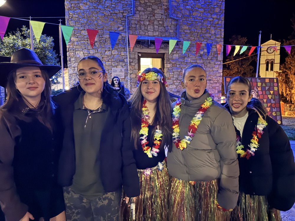 Απίστευτες αμφιέσεις στο πάρτυ του Radio Velestino!