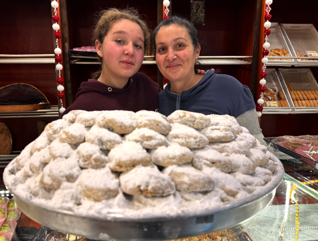 Τα κορίτσια του Αρτοζαχαροπλαστείου μπροστά σε ένα... χιονισμένο βουνό από κουραμπιέδες!