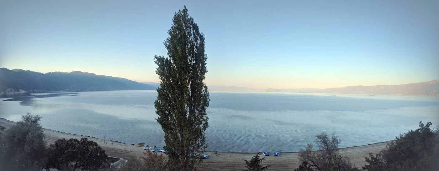 Πανοραμική άποψη της λίμνης της Οχρίδας από το Πόγραδετς
