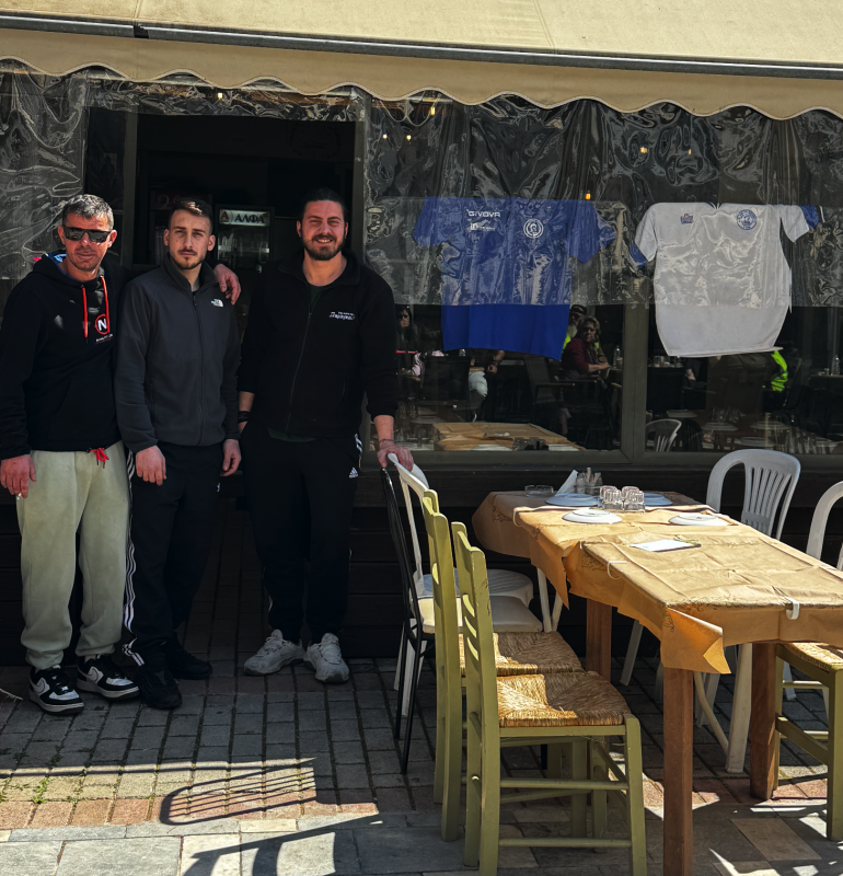 Σε κυανόλευκο κλίμα και το κατάστημα Στου Αιιώνα την Παράγκα