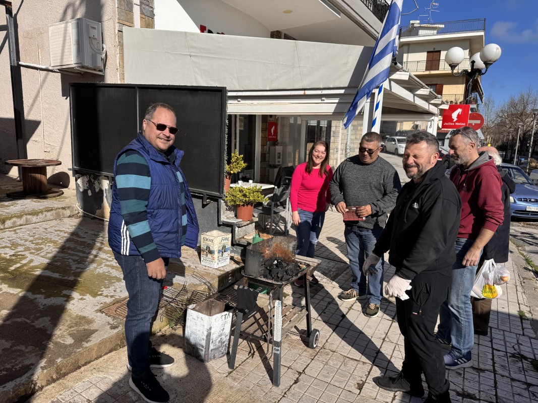 Ν. Αρβανιτίδης και Μ. Πάτα με τους συναδέλφους οδηγούς Ταξί στο καφέ Break