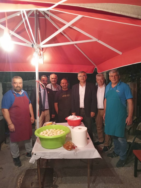 Στην αυλή του δημοτικού συμβούλου, Γιώργου Παπαδάμ που μαγειρεύεται το φαγητό, βρέθηκε για ευχές και ο βουλευτής Κ. Μαραβέγιας. Από αριστερά: Γκόμας Μήτσος, Μαραβέγιας Κώστας, Παπαδάμ Δημήτρης, Σαββανάκης Στέργιος, Παπαδάμ Γιώργος, Καλόγηρος Γιάννης, Κουσκουρίδας Γιάννης