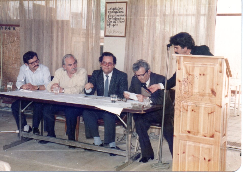 Από την παρουσίαση του βιβλίου το 1988 στο Βελεστίνο - Από αριστερά: Παν. Καμηλάκης, Αργ. Πετρονώτης, Δ. Καζάς δήμαρχος, Βασ. Σαββανάκης και Δημ. Καραμπερόπουλος