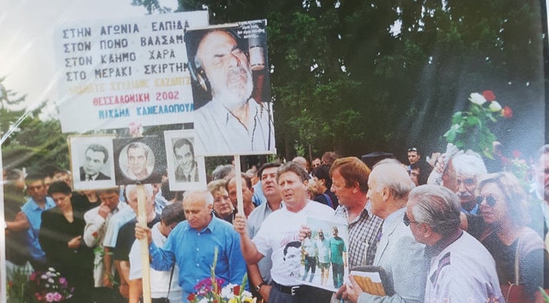 Ο Στέργιος Γκαρέλιας στο 40ήμερο μνημόσυνο του μεγάλου Στέλιου Καζαντζίδη κρατώντας φωτογραφία του