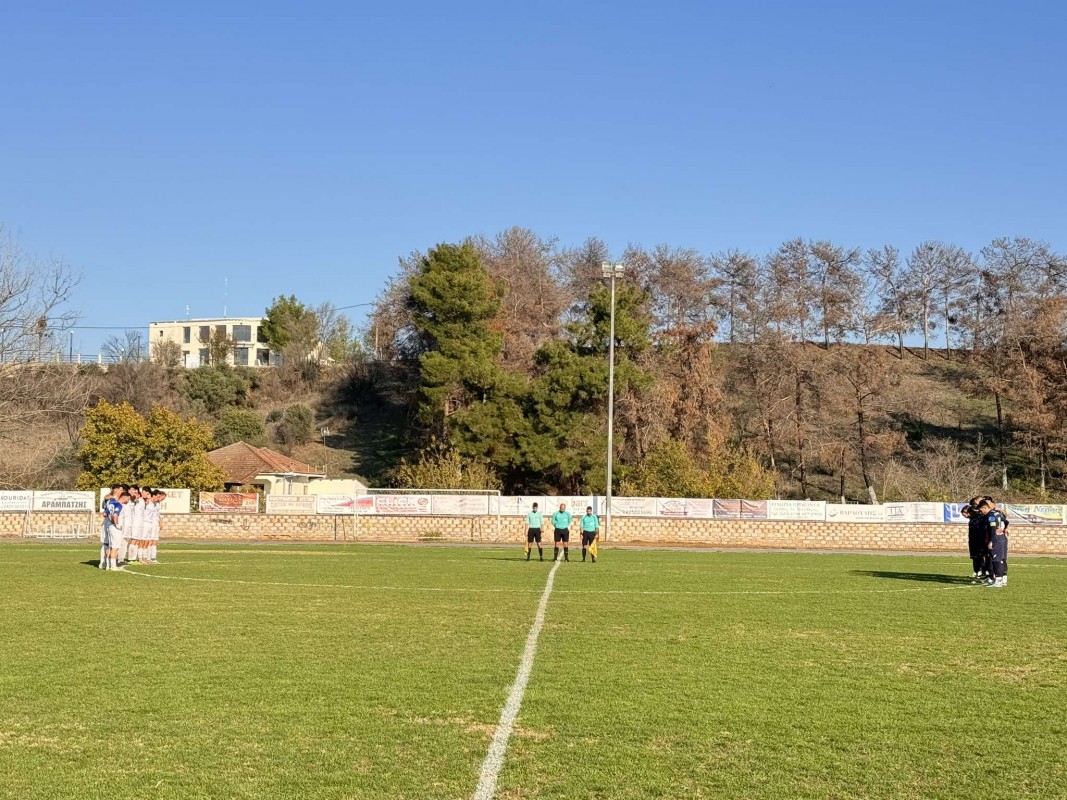 Πριν την έναρξη του αγώνα τηρήθηκε ενός λεπτού σιγή στη μνήμη του πρώην προέδρου του συλλόγου, Νικόλαου Τσιμπουκλή