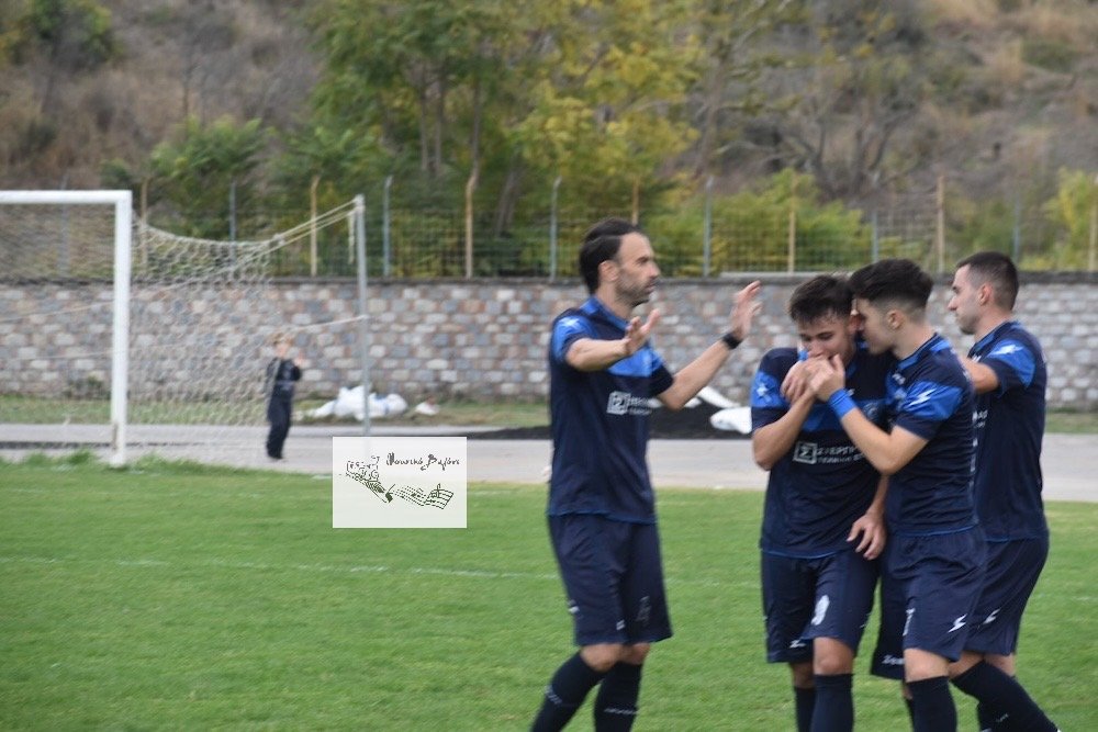 Πανηγυρίζοντας γκολ με τους συμπαίκτες του απέναντι στον Θησέα