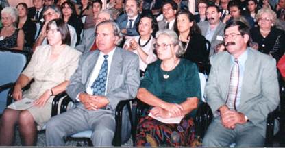 Πρώτος από δεξιά ο Παύλος Χρυσοστόμου με τους συναδέλφους αρχαιολόγους δίπλα του, το ζεύγος Ευαγγέλου και Όλγας Κακαβογιάννη και την Αργυρούλα Ιντζεσίλογλου στο Γ΄ Διεθνές Συνέδριο «Φεραί-Βελεστίνο-Ρήγας» του 1997.